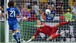 Neuer: Tôi sẽ bị đánh bại nếu Pirlo chọn cú đá Panenka